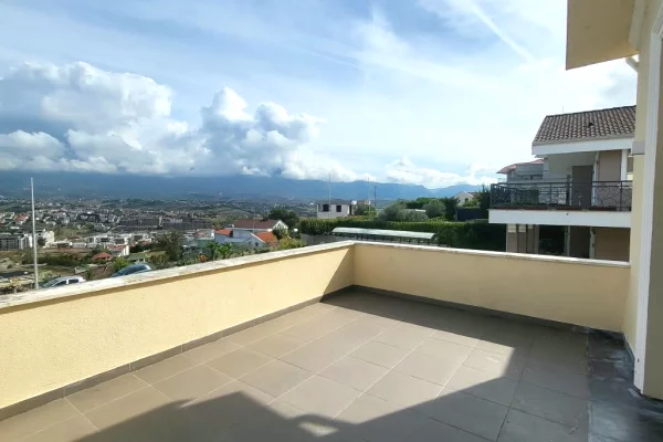 Shtepi ne shitje Vila Luksoze ne Tirane, 5+1, Mobilimi Bosh, pa mobiluar, Pagesa 150,000,000  Leke.