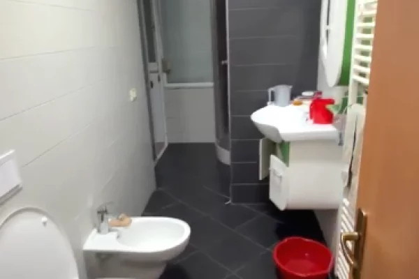 Shtepi ne shitje Apartament ne Tirane, 2+1, Mobilimi E mobiluar, Pagesa 198,000  Euro.
