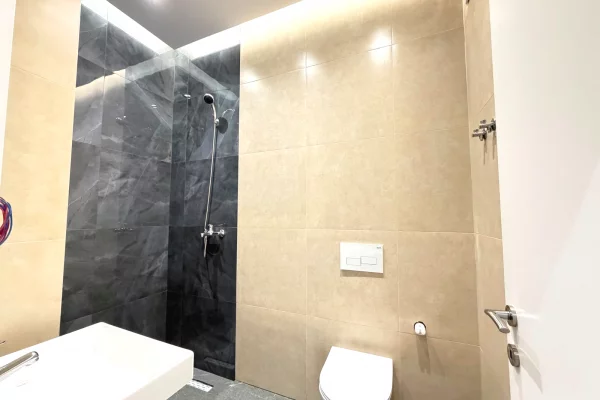 Shtepi ne shitje Apartament ne Tirane, 1+1, Mobilimi Bosh, pa mobiluar, Pagesa 132,700  Euro.