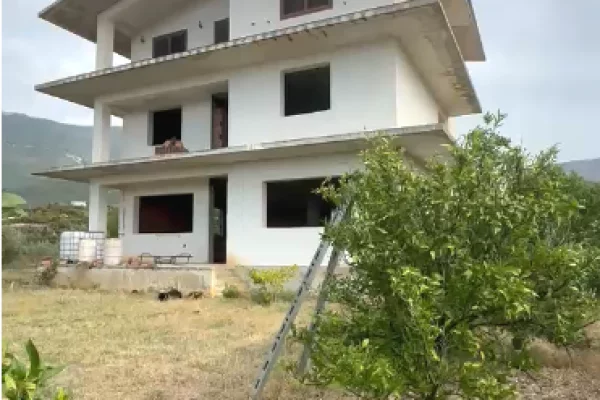 Shtepi ne shitje Vila Luksoze ne Tirane, 4+1, Mobilimi Bosh, pa mobiluar, Pagesa 95,000,000  Leke.