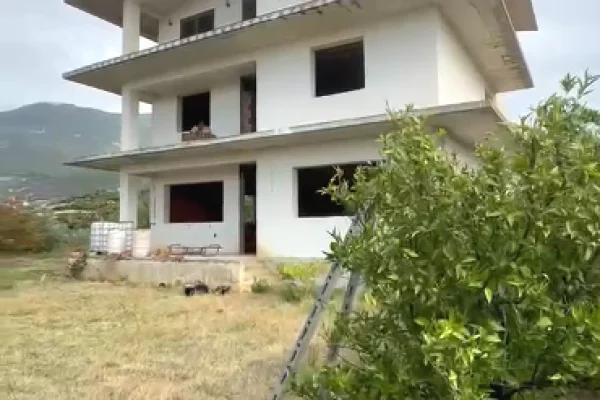 Shtepi ne shitje Vila Luksoze ne Tirane, 4+1, Mobilimi Bosh, pa mobiluar, Pagesa 95,000,000  Leke.