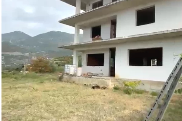 Shtepi ne shitje Vila Luksoze ne Tirane, 4+1, Mobilimi Bosh, pa mobiluar, Pagesa 95,000,000  Leke.