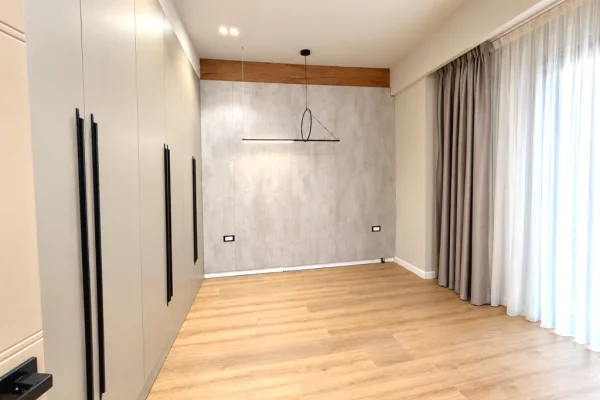 Shtepi ne shitje Apartament ne Tirane, 2+1, Mobilimi E mobiluar, Pagesa 470,000  Euro.