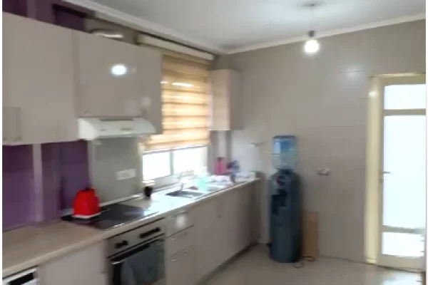 🏢 Ambient zyre me qira – Perballe Liqenit Artificial & Lake View