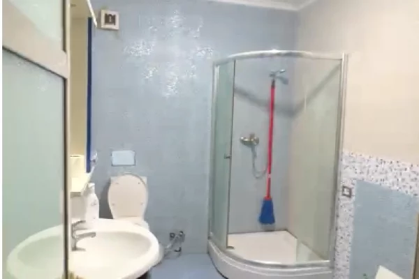 🏢 Ambient zyre me qira – Perballe Liqenit Artificial & Lake View