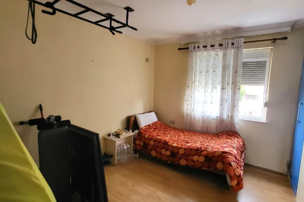 Shtepi ne shitje Apartament ne Tirane, 2+1, Mobilimi E mobiluar, Pagesa 150,000  Euro.