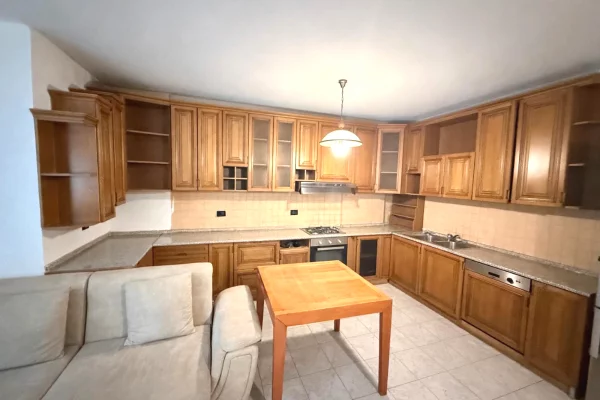 Shtepi ne shitje Apartament ne Tirane, 3+1, Mobilimi E mobiluar, Pagesa 289,000  Euro.