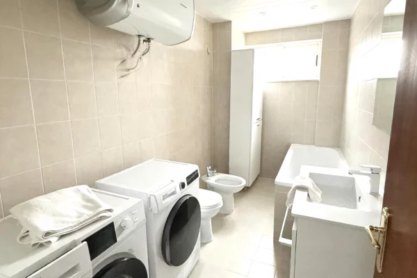Shtepi ne shitje Apartament ne Tirane, 3+1, Mobilimi E mobiluar, Pagesa 289,000  Euro.