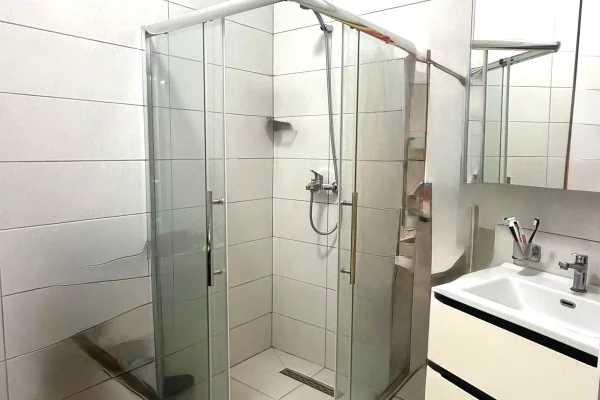 Shtepi ne shitje Apartament ne Tirane, 2+1, Mobilimi E mobiluar, Pagesa 36,000,000  Leke.