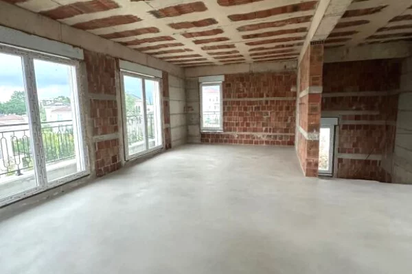 Shtepi ne shitje Vila Luksoze ne Tirane, 4+1, Mobilimi Bosh, pa mobiluar, Pagesa 1,100,000  Euro.