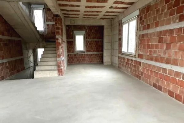 Shtepi ne shitje Vila Luksoze ne Tirane, 4+1, Mobilimi Bosh, pa mobiluar, Pagesa 1,100,000  Euro.