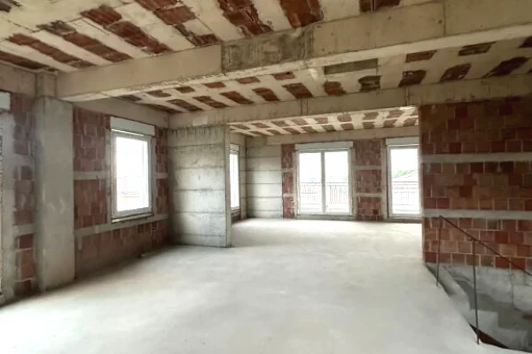 Shtepi ne shitje Vila Luksoze ne Tirane, 4+1, Mobilimi Bosh, pa mobiluar, Pagesa 1,100,000  Euro.