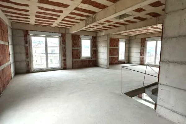 Shtepi ne shitje Vila Luksoze ne Tirane, 4+1, Mobilimi Bosh, pa mobiluar, Pagesa 1,100,000  Euro.