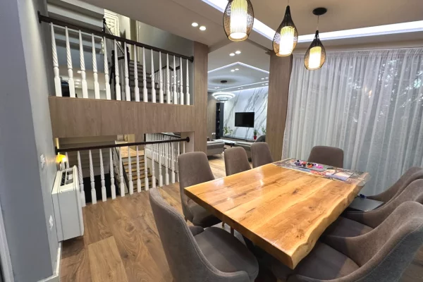 Shtepi ne shitje Vila Luksoze ne Tirane, 4+1, Mobilimi E mobiluar, Pagesa 900,000  Euro.