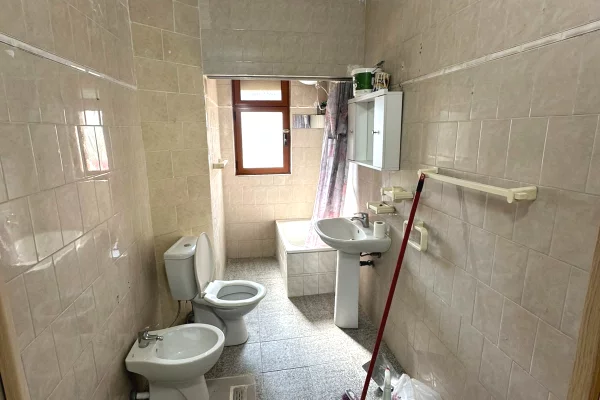 Shtepi ne shitje Apartament ne Tirane, 1+1, Mobilimi Bosh, pa mobiluar, Pagesa 11,500,000  Leke.