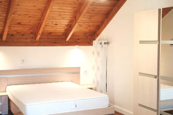 Shtepi me qera Vila Luksoze ne Tirane, 3+1, Mobilimi E mobiluar, Pagesa 2,000  Euro.
