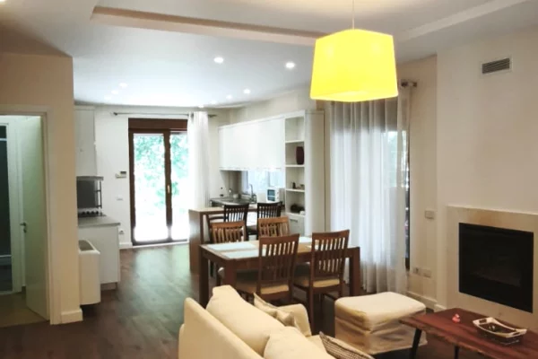 Shtepi me qera Vila Luksoze ne Tirane, 3+1, Mobilimi E mobiluar, Pagesa 2,000  Euro.