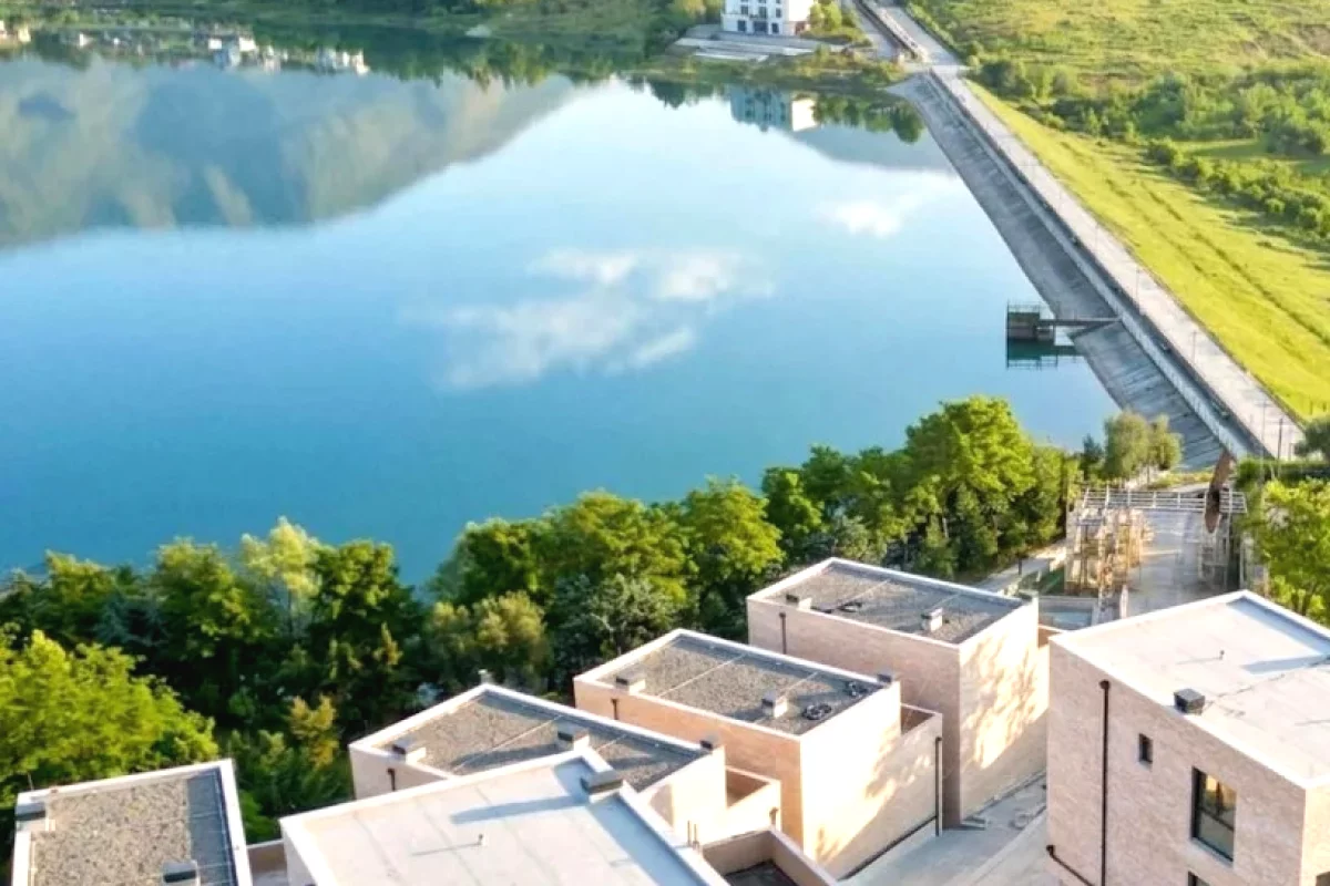 Shtepi ne shitje Duplex(shtepi me 2 kate) ne Tirane, 2+1, Mobilimi Bosh, pa mobiluar, Pagesa 260,001  Euro.