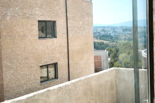 Shtepi ne shitje Duplex(shtepi me 2 kate) ne Tirane, 2+1, Mobilimi Bosh, pa mobiluar, Pagesa 260,001  Euro.