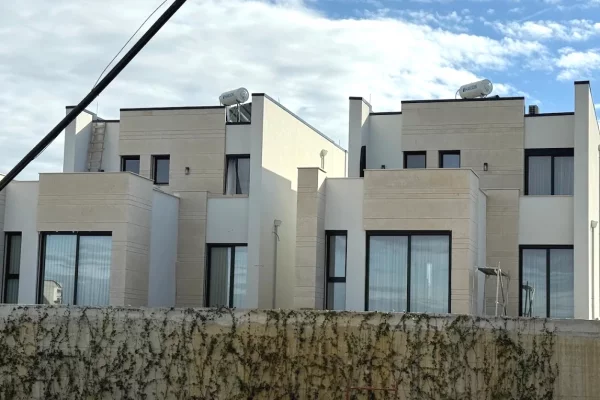 Shtepi ne shitje Apartament ne Tirane, 2+1, Mobilimi Bosh, pa mobiluar, Pagesa 240,576  Euro.