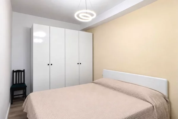 Shtepi ne shitje Apartament ne Tirane, Garsoniere, Mobilimi E mobiluar, Pagesa 79,000  Euro.