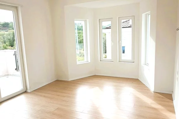 Shtepi ne shitje Vila Luksoze ne Tirane, 5+1, Mobilimi Bosh, pa mobiluar, Pagesa 1,150,000  Euro.