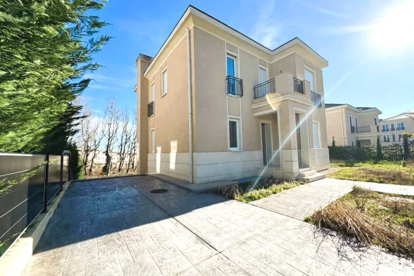 Shtepi ne shitje Vila Luksoze ne Tirane, 5+1, Mobilimi Bosh, pa mobiluar, Pagesa 1,150,000  Euro.