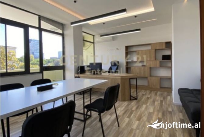 Ambiente Commerciale in Affitto 3+1 a Tirana - 1,000 Euro