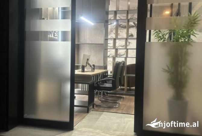 Ambiente Commerciale in Affitto 3+1 a Tirana - 650 Euro