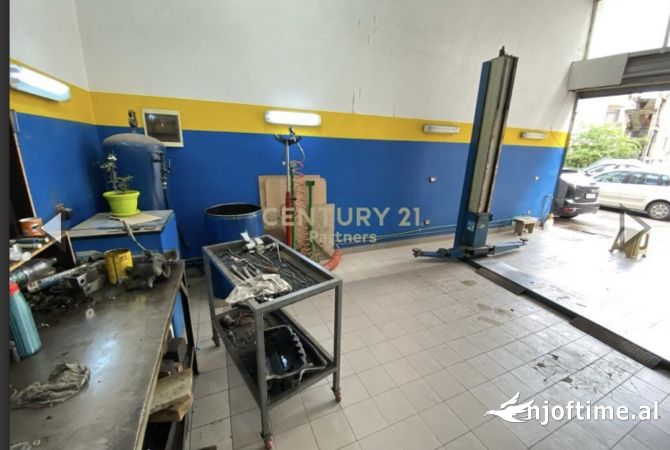 Ambiente Commerciale in Affitto 6+1 a Tirana - 1,000 Euro