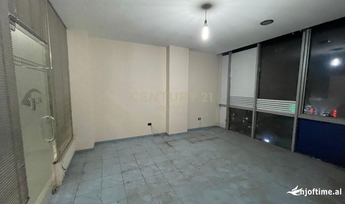 SHITET AMBIENT KOMERCIAL +POST PARKIMI NE XHAMLLIK !