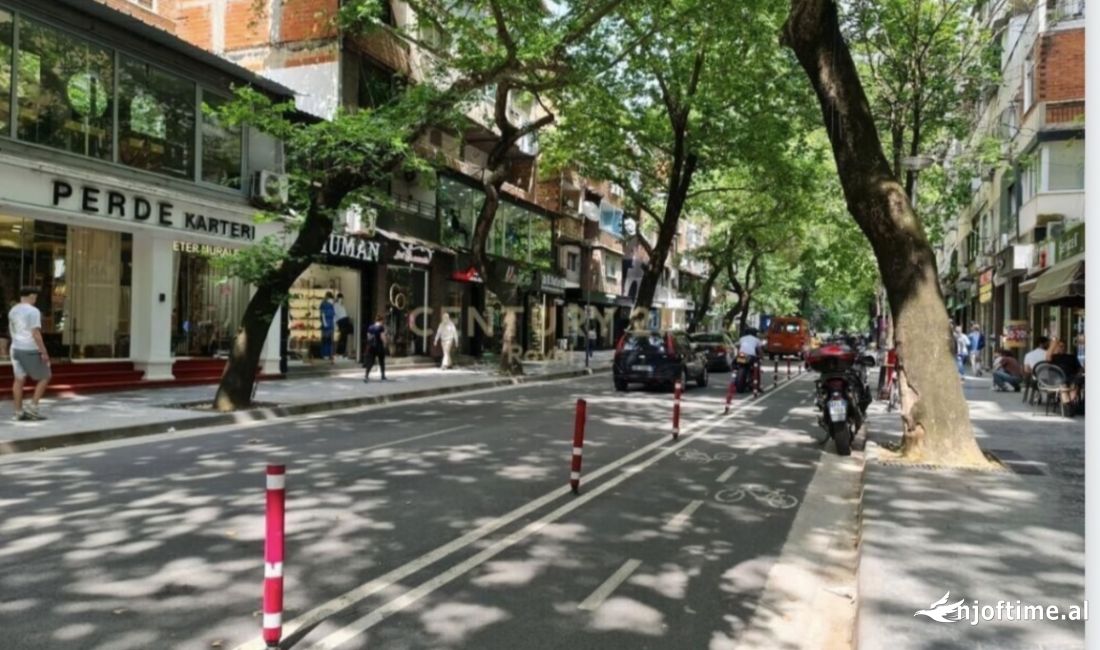 Jepet ambient komercial ne Rrugen Myslym Shyri, 104 m2 