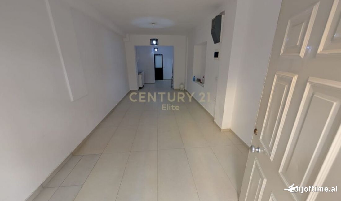 Shitet ambient 43 m2 prane rruges Myslym Shyri.