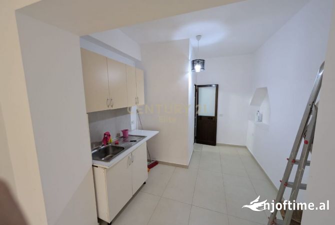 Ambiente Commerciale in Vendita 3+1 a Tirana - 120,000 Euro