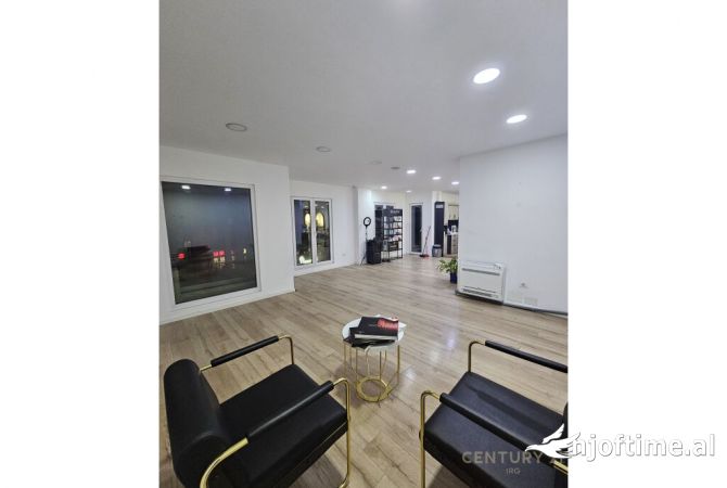 Ambiente Commerciale in Affitto 3+1 a Tirana - 2,300 Euro