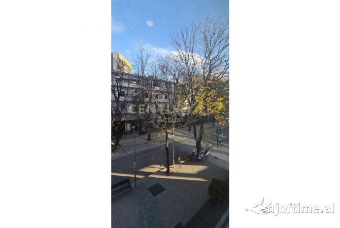 Ambiente Commerciale in Affitto 3+1 a Tirana - 2,500 Euro