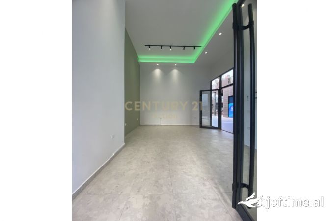 Ambiente Commerciale in Vendita 1+1 a Tirana - 140,000 Euro