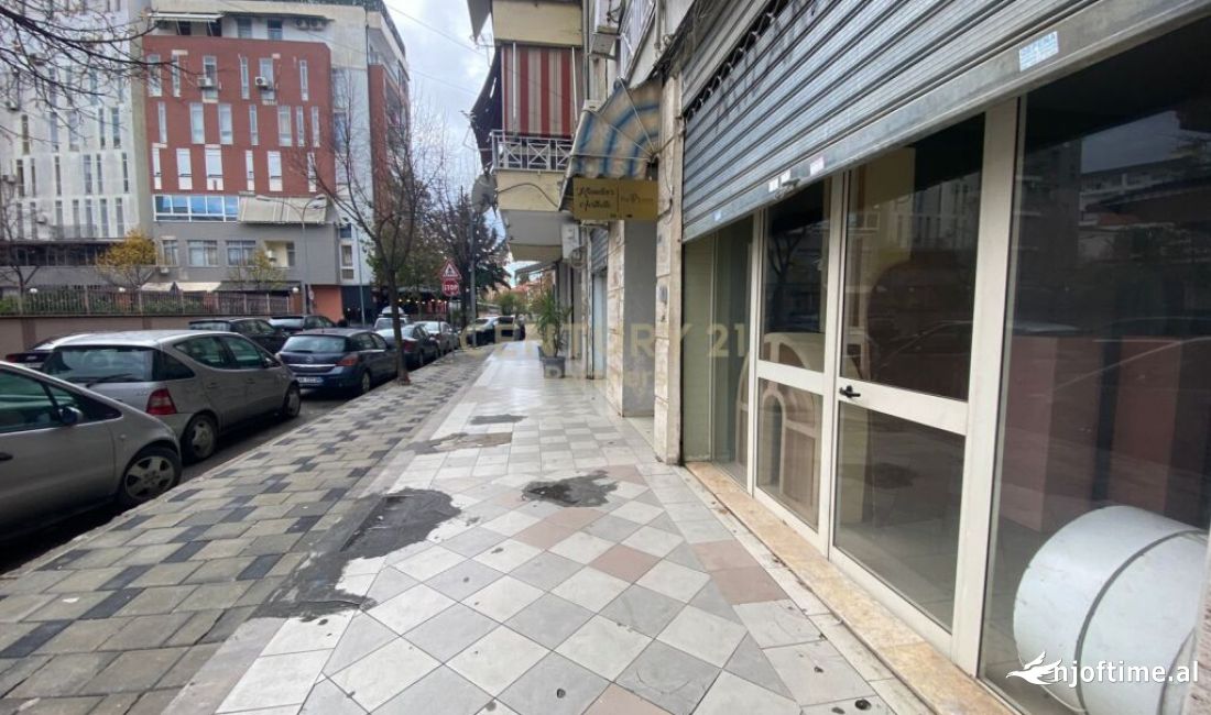 SHITET AMBIENT KOMERCIAL TEK KOMUNA E PARISIT, BUZE RRUGE KRYESORE