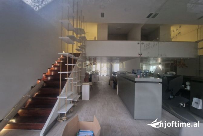 Ambiente Commerciale in Affitto 3+1 a Tirana - 1,150 Euro