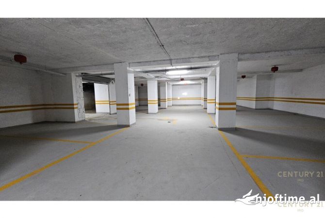 Ambiente Commerciale in Affitto 6+1 a Tirana - 3,000 Euro