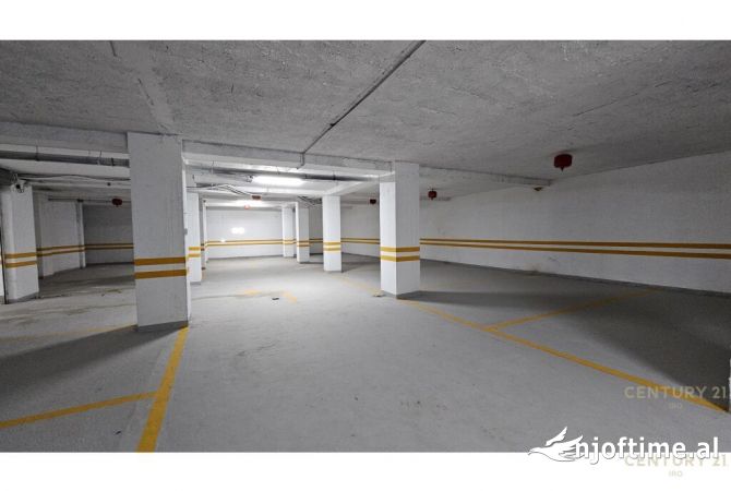 Ambiente Commerciale in Affitto 6+1 a Tirana - 3,000 Euro