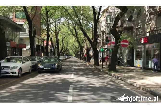 Ambiente Commerciale in Vendita 1+1 a Tirana - 400,000 Euro