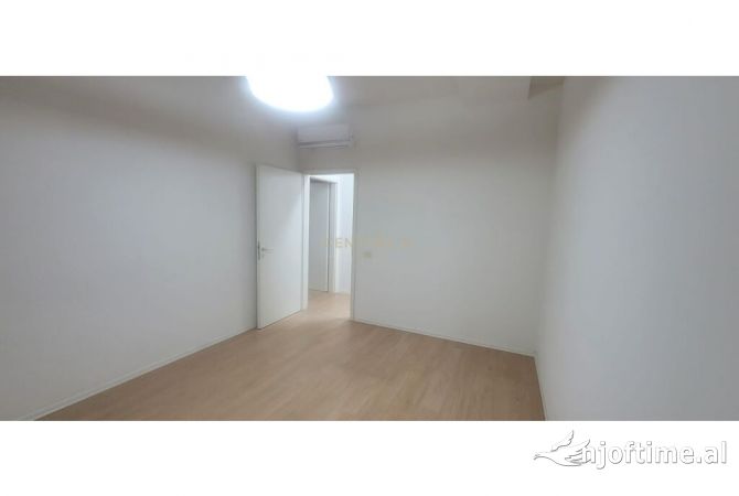 Ambiente Commerciale in Affitto 3+1 a Tirana - 700 Euro