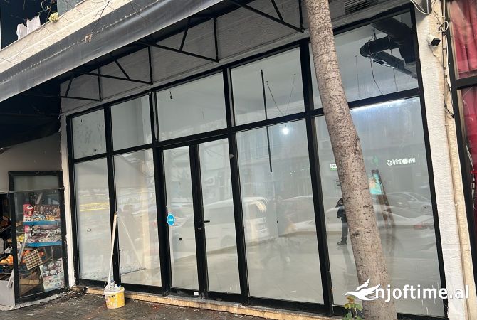 Jepet ambient Komercial, Astir, buze rruge 