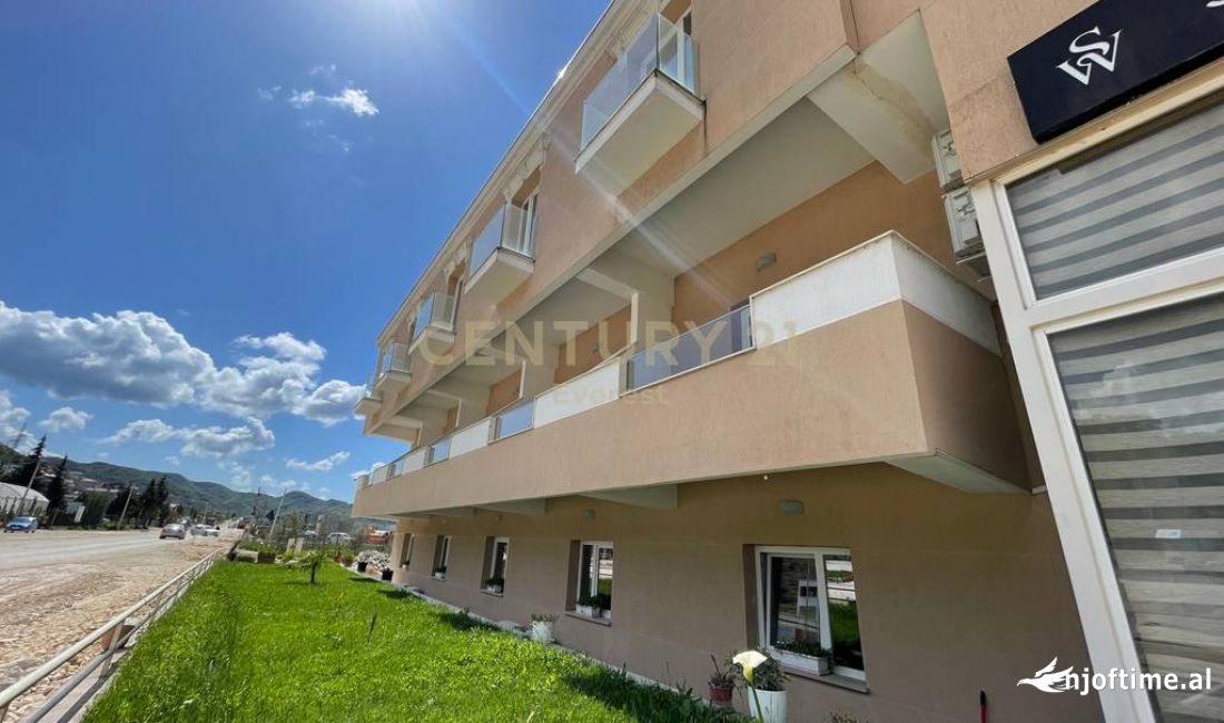 Shitet dyqan/ambient komercial prane Rruges se Elbasanit, i pozicionuar ne katin 0 te nje ndertese t