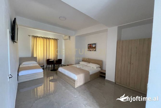 Shitet dyqan/ambient komercial prane Rruges se Elbasanit, i pozicionuar ne katin 0 te nje ndertese t