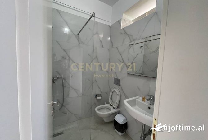 Shitet dyqan/ambient komercial prane Rruges se Elbasanit, i pozicionuar ne katin 0 te nje ndertese t