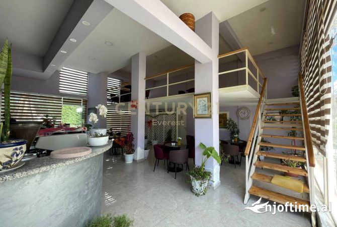 Shitet dyqan/ambient komercial prane Rruges se Elbasanit, i pozicionuar ne katin 0 te nje ndertese t