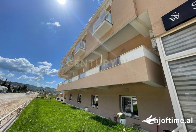 Shitet dyqan/ambient komercial pranë Rrugës së Elbasanit, i pozicionuar në katin 0 të një ndërtese t