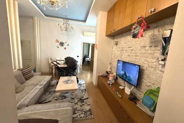 Shtepi ne shitje Apartament ne Tirane, 2+1, Mobilimi E mobiluar, Pagesa 180,000  Euro.